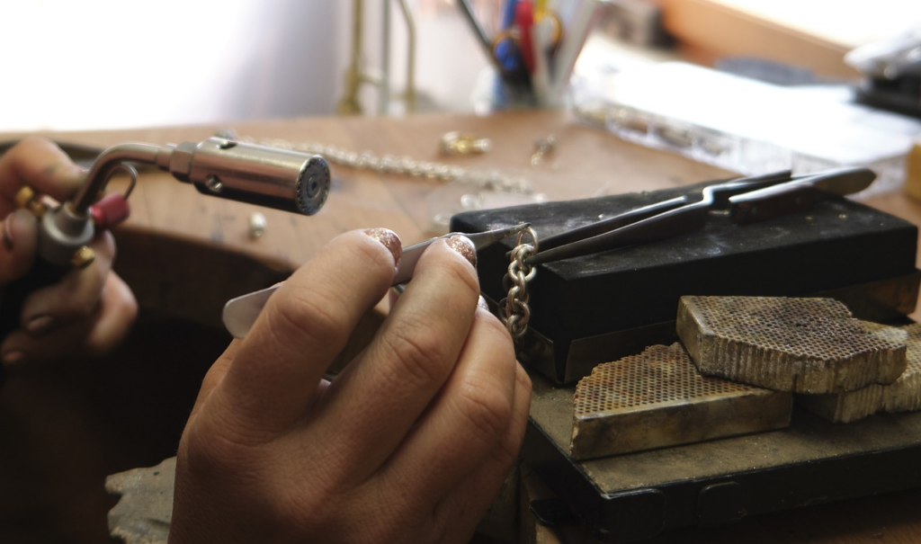 Als Goldschmied arbeitest du mit verschiedenen Edelmetallen und Edelsteinen.