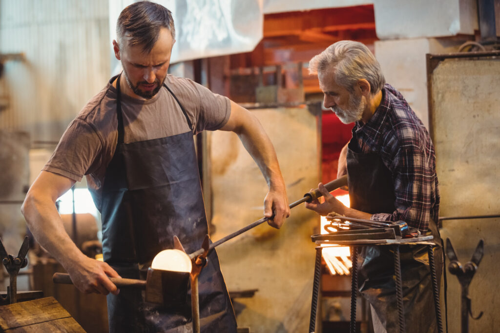 Die Hitze des Schmelzofens und die Magie der Kreativität verschmelzen in der Ausbildung zum Glasbläser!